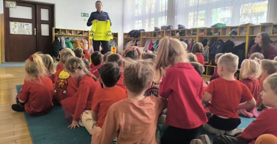 zdjęcie: Policjanci uczą przedszkolaków zasad bezpieczeństwa na drodze / fot. KMP w Krakowie