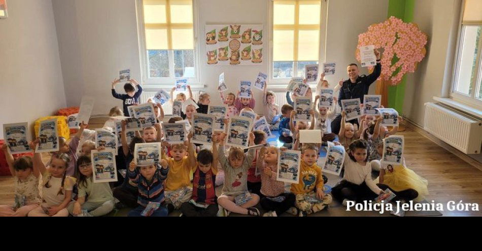 zdjęcie: Przedszkolaki poznają tajniki pracy policjanta / fot. KMP w Jeleniej Górze