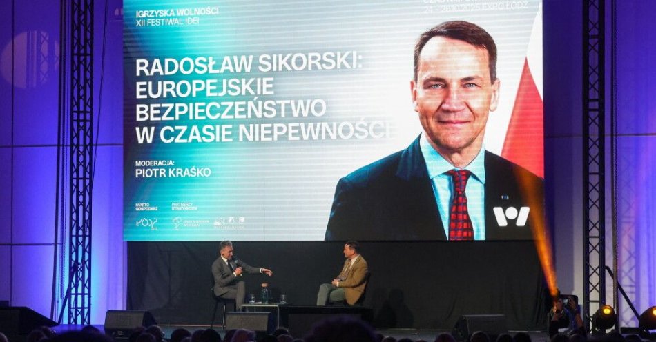 zdjęcie: Sikorski: bulwersują mnie politycy, którzy grają antyukraińskimi nastrojami / Łódź, 25.10.2025. Wicepremier, minister spraw zagranicznych Radosław Sikorski (P) i dzennikarz Piotr Kraśko (L) podczas rozmowy