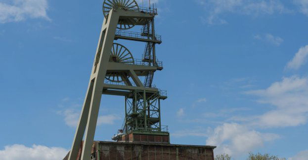 Ogromna flaga górnicza zawisła na szybie zabytkowej kopalni