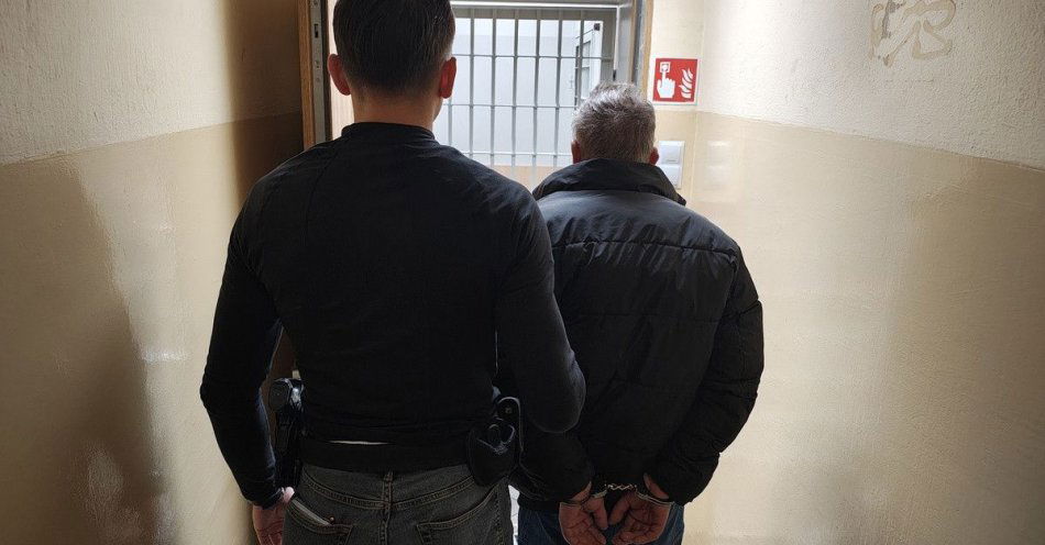 zdjęcie: Uciekał 117 km/h, rozbił auto i łapał stopa. Zatrzymany / fot. KPP w Zgierzu