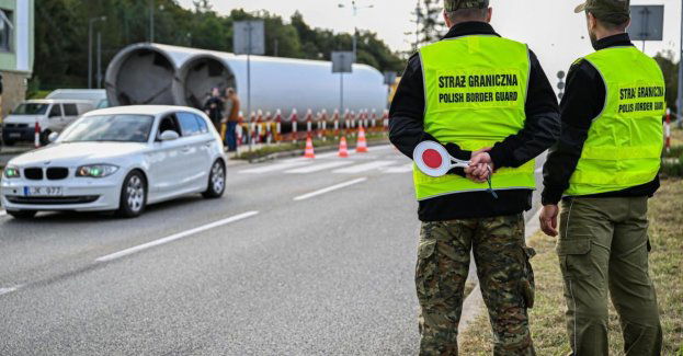 W sobotę na granicy ze Słowacją skontrolowano ponad 9,6 tys. osób i 3,9 tys. pojazdów