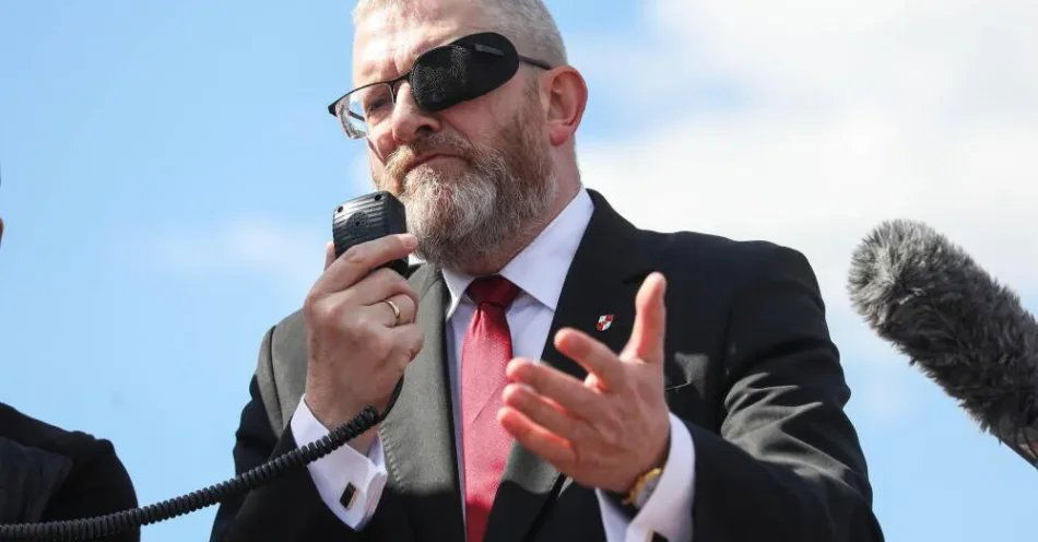 zdjęcie: Grzegorz Braun wezwany do IPN w charakterze podejrzanego / Augustów, 01.05.2026. Europoseł Grzegorz Braun podczas pikiety rolników w Augustowie, 1 bm. Protestujący mają dość niszczenia polskich gospodarstw na rzecz gospodarstw ukraińskich, izraelskich, Mercosur i innych. (ar/zkoc) PAP/Artur Reszko