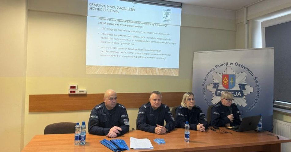 zdjęcie: Ewaluacyjna debata o cyberprzemocy w Ostrowcu Świętokrzyskim / fot. KPP Ostrowiec Świętokrzyski policjanci podczas debaty