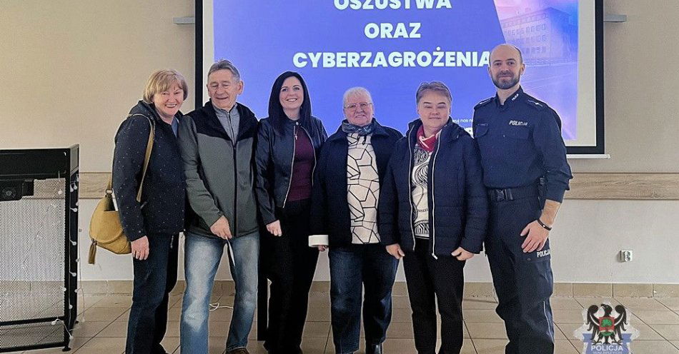 zdjęcie: Seniorzy uczą się rozpoznawać oszustwa i cyberzagrożenia w Jabłowie / fot. KMP w Wałbrzychu