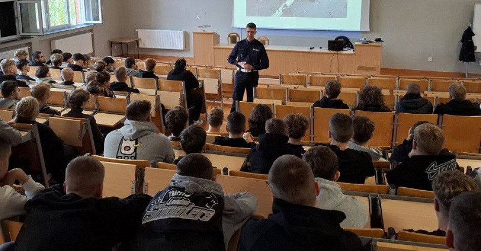 zdjęcie: Brawura za kierownicą w powiecie lęborskim. Policja uczy młodzież / fot. KPP w Lęborku