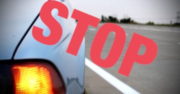 Czy widząc zaparkowany na poboczu pojazd z włączonymi światłami awaryjnymi, zatrzymujesz się? pytasz czy ktoś nie potrzebuje pomocy? a może omijasz i