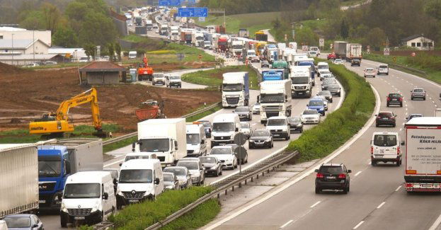 Kolejka ciężarówek do przejścia w Medyce; do Korczowej się zmniejsza