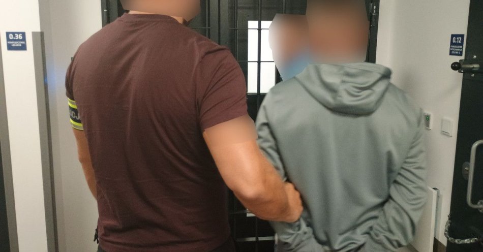 zdjęcie: Ukrywał się za szafą pod kocem. Zatrzymany przez policję / fot. KPP w Otwocku