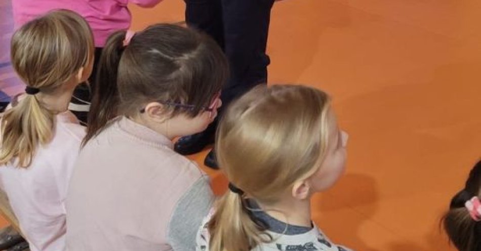 zdjęcie: Uczniowie z Trzygłowa i Modlimowa bezpieczniejsi dzięki odblaskom / fot. KPP w Gryficach