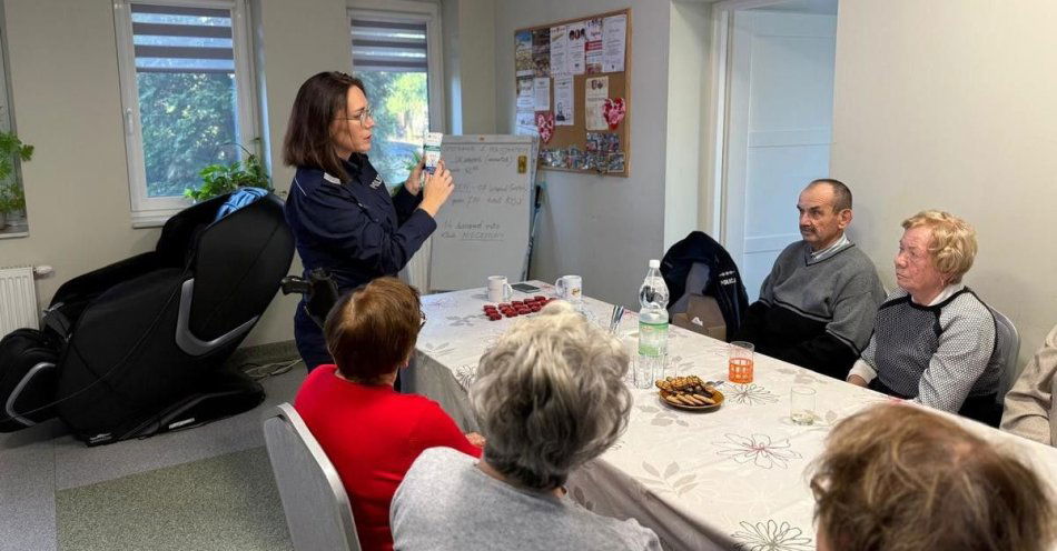 zdjęcie: Policjantki uczą seniorów bezpieczeństwa w Padwi Narodowej / fot. KPP w Mielcu