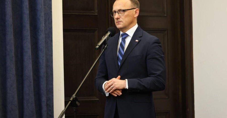 zdjęcie: Leśkiewicz: KPRP zaproponowała spotkanie prezydentów Nawrockiego i Zełenskiego 19 grudnia w Warszawie / Warszawa, 04.11.2025. Podsekretarz Stanu – Rzecznik Prasowy Prezydenta RP Rafał Leśkiewicz podczas konferencji prasowej w Pałacu Prezydenckim w Warszawie, 4 bm. Spotkanie dot. wizyty prezydenta RP Karola Nawrockiego na Słowacji. (az/mgut) PAP/Albert Zawada