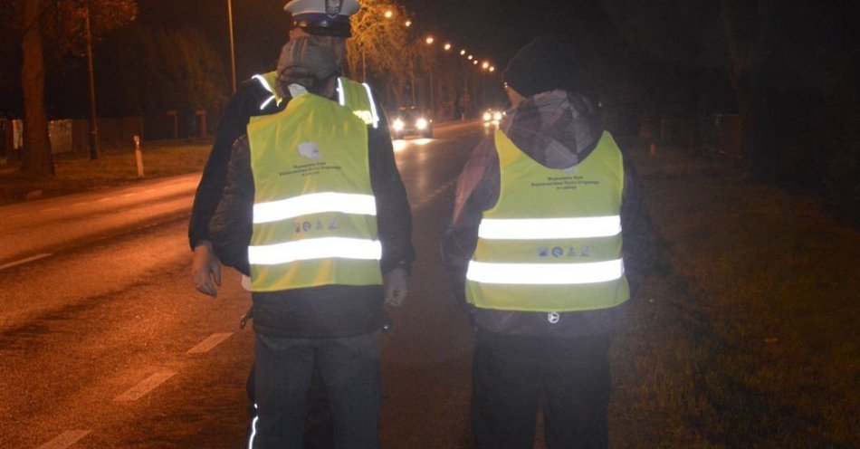 zdjęcie: Noś odblaski i bądź widoczny na drodze w nocy / fot. KMP Zamość