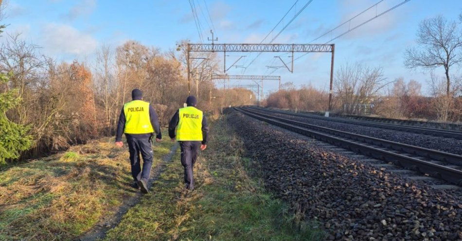 zdjęcie: Dzielnicowi czuwają nad bezpieczeństwem na torach w Mogilnie / fot. KPP Mogilno