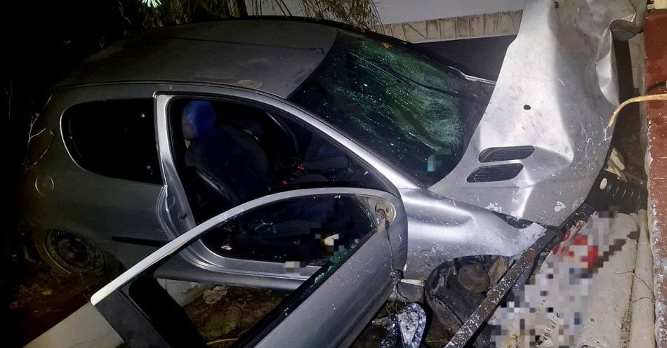 zdjęcie: Nietrzeźwy 22 latek bez uprawnień uderzył w dom w Poniatowej / fot. KPP Opole Lubelskie