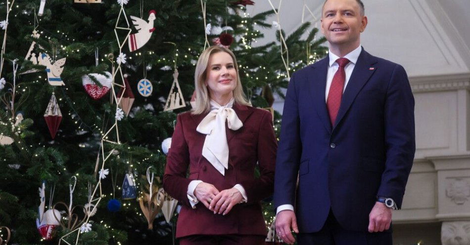 zdjęcie: Para prezydencka wsparła akcję Szlachetna Paczka / Warszawa, 08.12.2025. Prezydent RP Karol Nawrocki (P) i pierwsza dama Marta Nawrocka (L) otrzymali od harcerzy Betlejemskie Światło Pokoju na uroczystości w Pałacu Prezydenckim w Warszawie, 8 bm. (amb) PAP/Leszek Szymański