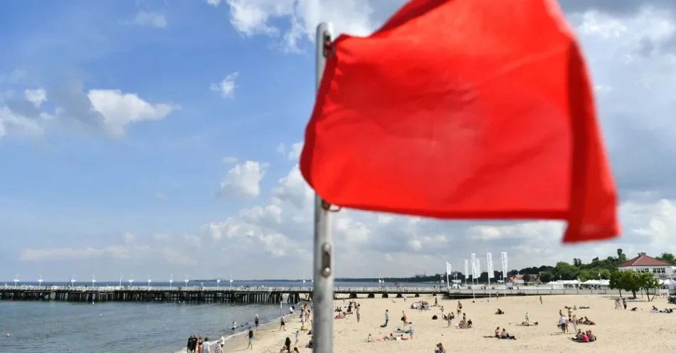zdjęcie: Na trzech morskich kąpieliskach zakaz wchodzenia do wody / Sopot, 11.07.2023. Czerwona flaga na plaży w Sopocie, 11 bm. Z powodu zakwitu sinic zamkniętych jest 11 kąpielisk w Trójmieście. W przypadku zakwitu sinic nie zaleca się wchodzenia do wody. (mr) PAP/Adam Warżawa