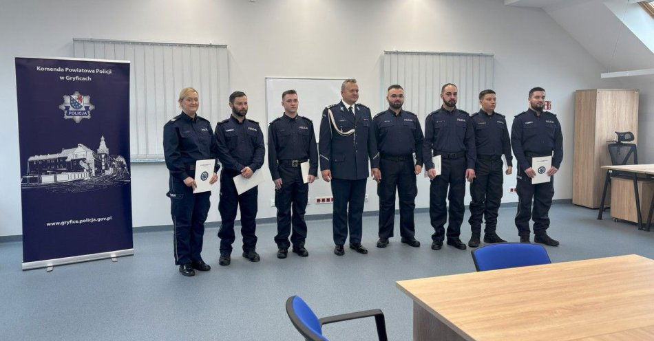 zdjęcie: Siedmiu policjantów awansowanych podczas uroczystości w Płotach / fot. KPP w Gryficach Awanse na wyższe stopnie policyjne