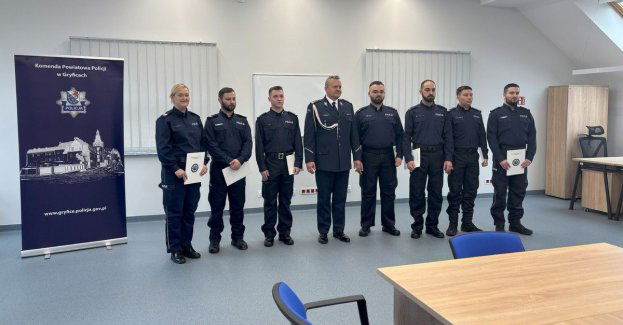 Siedmiu policjantów awansowanych podczas uroczystości w Płotach