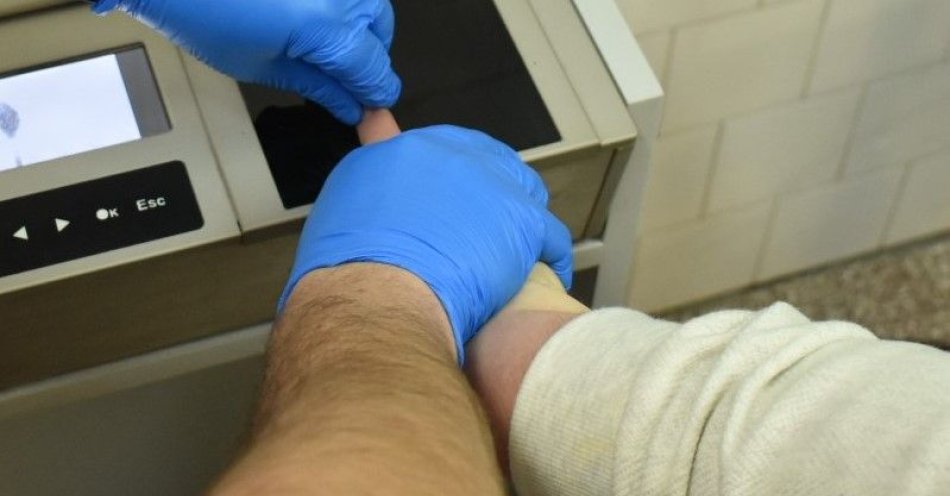 zdjęcie: Kijami golfowymi weszli do mieszkania. Dwoje zatrzymanych / fot. KPP Złotów