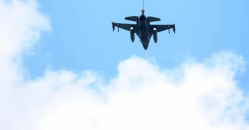 zdjęcie: Szef MON: ze względu na rosyjskie prowokacje zwiększamy aktywność samolotów F-16 / Kraków, 12.06.2026. Samolot F-16 Sił Powietrznych RP podczas uroczystego przelotu nad Krakowem, 12 bm. Polskie F-35 wykonują uroczyste przeloty nad Gdańskiem, Warszawą i Krakowem w ramach wydarzenia „Powitanie z Polską”. (jp/mgut) PAP/Jarek Praszkiewicz