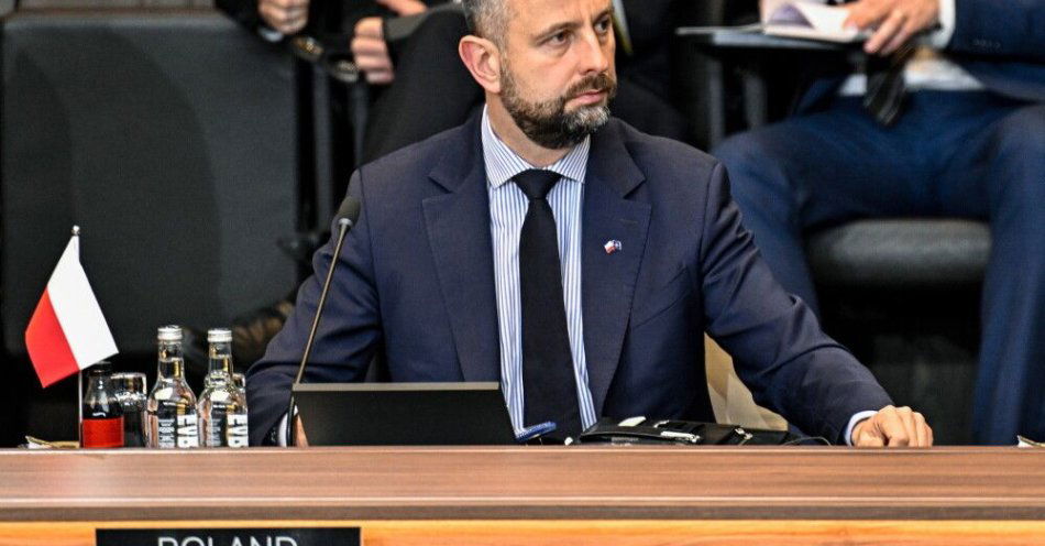 zdjęcie: Szef MON: podpisaliśmy porozumienie w sprawie rozbudowy w Polsce nordycko-bałtyckiego ośrodka szkoleniowego / Bruksela, Belgia, 15.10.2025. Wicepremier, minister obrony narodowej Władysław Kosiniak-Kamysz podczas spotkania ministrów obrony państw NATO w Brukseli, 15 bm. Ministrowie obrony spotkają się także w ramach Rady Unii Europejskiej; oba spotkania dotyczą europejskiej gotowości obronnej. (sko) PAP/Wiktor Dąbkowski