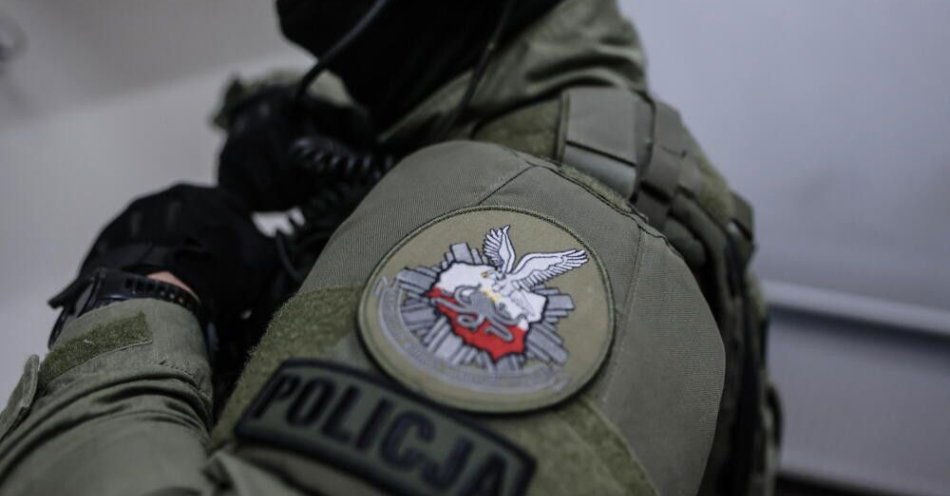 zdjęcie: Funkcjonariusze CBŚP zatrzymali dwóch mężczyzn poszukiwanych czerwoną notą Interpolu / Warszawa, 19.12.2022. Funkcjonariusz CBŚP trzymający kajdanki - zdjęcie ilustracyjne. (ls/ibor) PAP/Leszek Szymański