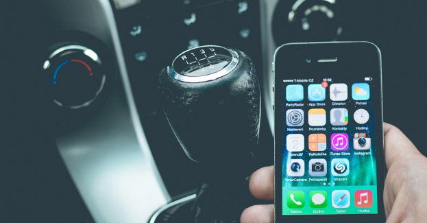 Miał podrobione prawo jazdy. Wpadł, bo korzystał z telefonu w czasie jazdy