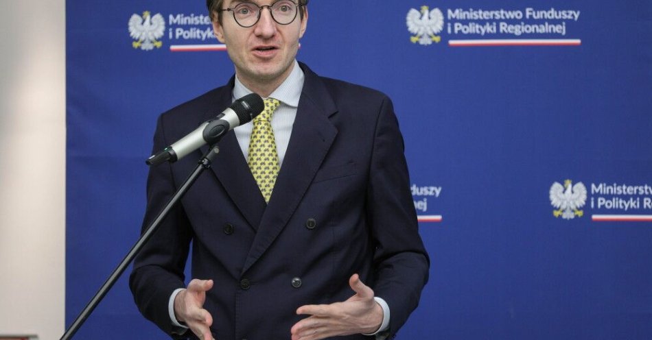 zdjęcie: Wiceminister funduszy i polityki regionalnej: służby otrzymają 300 mln zł na projekty z funduszy norweskich / Warszawa, 16.03.2026. Wiceszef MFiPR Jan Szyszko na konferencji prasowej