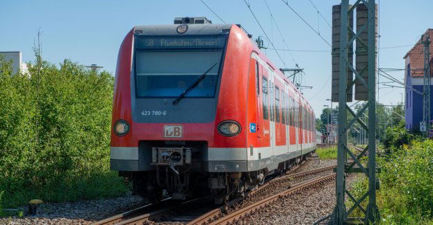 Zgasł mu samochód na przejeździe i uderzył w niego pociąg