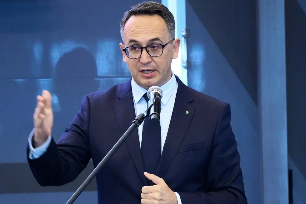 zdjęcie: Klimczak: zakaz jazdy na ponad trzy lata za spowodowanie zagrożenia lub katastrofy w ruchu lądowym / Warszawa, 10.09.2026. Minister infrastruktury Dariusz Klimczak przemawia na otwarciu IX Kongresu Rynku Lotniczego w Centrum Nauki Kopernik w Warszawie, 10 bm. Wydarzenie jest organizowane przez Zespół Doradców Gospodarczych TOR oraz portal rynek-lotniczy.pl. (aldg) PAP/Szymon Pulcyn