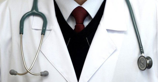 Zarzuty dla lekarza za oszustwo; wysyłał do pacjentów osobę, która nie miała uprawnień