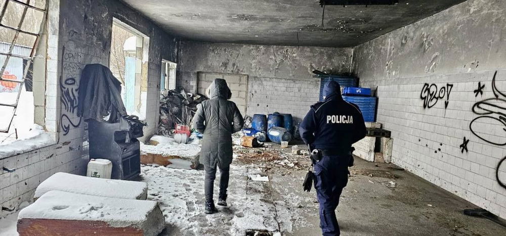 zdjęcie: Dzielnicowy kontroluje miejsca pobytu bezdomnych we Władysławowie / fot. KPP w Pucku