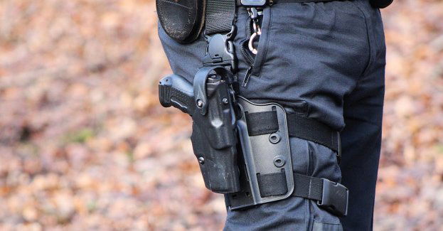 Policjant w trakcie pościgu przestrzelił oponę samochodu, którym uciekał 34-latek