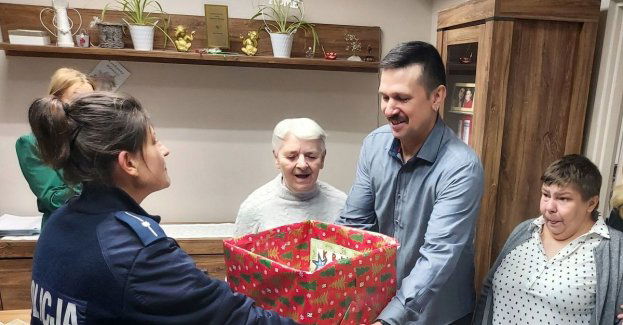 Wręczanie świątecznych kartek pensjonariuszom DPS w Przatówku i Zduńskiej Woli