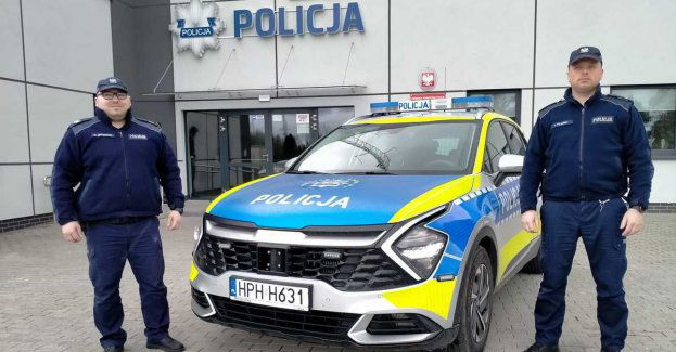 Dzielnicowi bez chwili zawahania ruszyli z pomocą mężczyźnie, który upadł na jezdnię - uratowali życie 30-latkowi w ataku padaczki