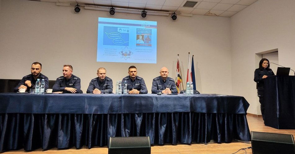 zdjęcie: Debaty policji z mieszkańcami o cyberbezpieczeństwie i oszustwach / fot. KMP w Toruniu