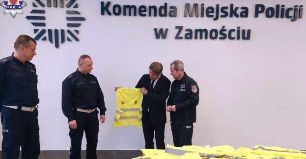 Przekazanie kamizelek odblaskowych zamojskim policjantom