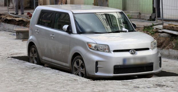 Słynne, zabetonowane auto zniknęło z remontowanej ulicy