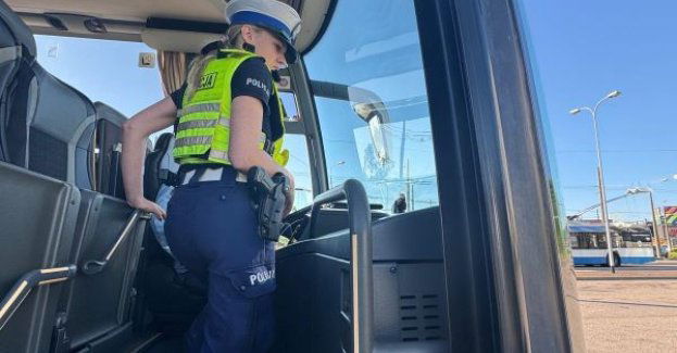 Węzeł Cegielskiej pod czujnym okiem Policji. Drogówka kontrolowała autokary.