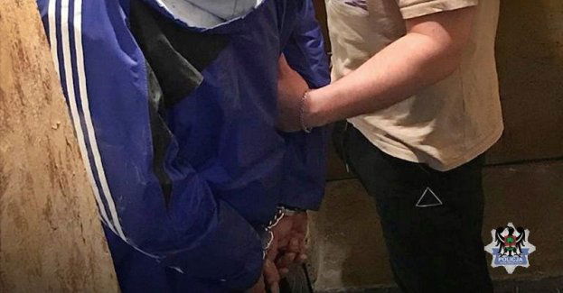 Przyjechali po poszukiwanego listem gończym, a dodatkowo zatrzymali z narkotykami lokatorkę mieszkania