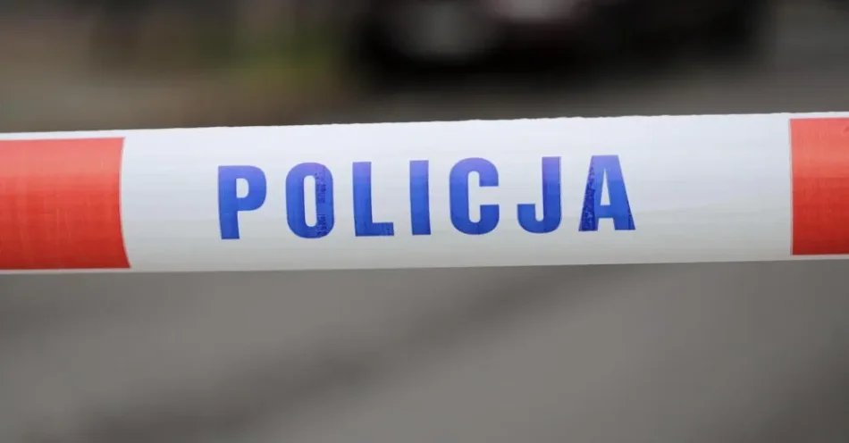 zdjęcie: Łodzianin znalazł wystające z ziemi kości; będzie śledztwo prokuratury / Warszawa, 15.10.2021. Odgrodzona ul. Tarczyńska na warszawskiej Ochocie gdzie 15 bm. znalezieno niewybuch. Podczas wykonywania robót ziemnych na tyłach Urzędu Dzielnicy Ochota koparka natrafiła na niewybuch, prawdopodobnie granat ręczny. Ruch na ulicy jest zamknięty. (az/doro) PAP/Albert Zawada