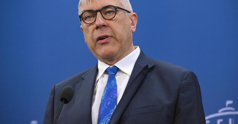 zdjęcie: Roman Giertych nowym wiceprzewodniczącym klubu KO; Izabela Leszczyna dołącza do kolegium klubu / Warszawa, 03.04.2025. Posłowie KO Roman Giertych podczas wypowiedzi dla mediów w Sejmie w Warszawie, 3 bm. Temat: Sprawa dwóch wież. (mgut) PAP/Marcin Obara