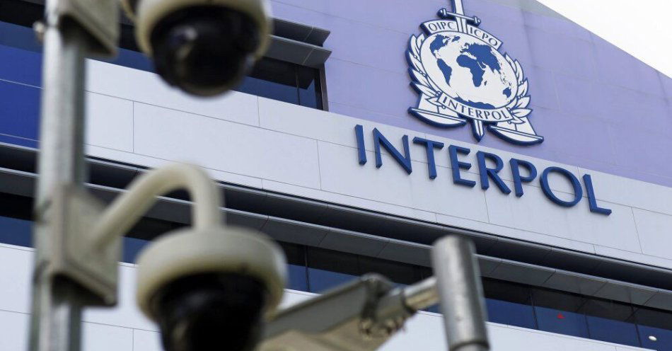 zdjęcie: Policja: Interpol poinformował o publikacji czerwonych not dot. podejrzanych o dywersję na rzecz Rosji / Kamery bezpieczeństwa widoczne na tle logo Interpolu na budynku Globalnego Kompleksu Innowacji Interpolu (IGCI) w Singapurze, 14 kwietnia 2015 roku. Pierwsze cyfrowe centrum przestępczości Interpolu zostało oficjalnie otwarte w Singapurze 13 kwietnia 2015 roku. Uzupełniając swoją siedzibę w Lyonie, Globalny Kompleks Innowacji Interpolu (ICGI) będzie wspierał międzynarodowe działania policyjne w zwalczaniu cyberprzestępczości, a także prowadzić badania i podnosić kompetencje w zakresie bezpieczeń