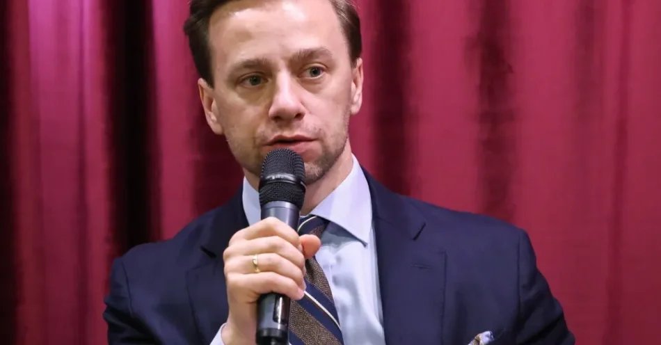 zdjęcie: Bosak: patronat prezydenta może ułatwić dojście do porozumienia na prawicy / Warszawa, 03.06.2026. Lider Ruchu Narodowego i współlider Konfederacji, wicemarszałek Sejmu Krzysztof Bosak podczas spotkania z cyklu „#GłosNiepodległości”, 3 bm. w Centrum Kształcenia Młodzieży „Kuźnia” w Warszawie. Spotkanie dot. unijnej polityki klimatycznej po marszu Solidarności. (sko) PAP/Albert Zawada