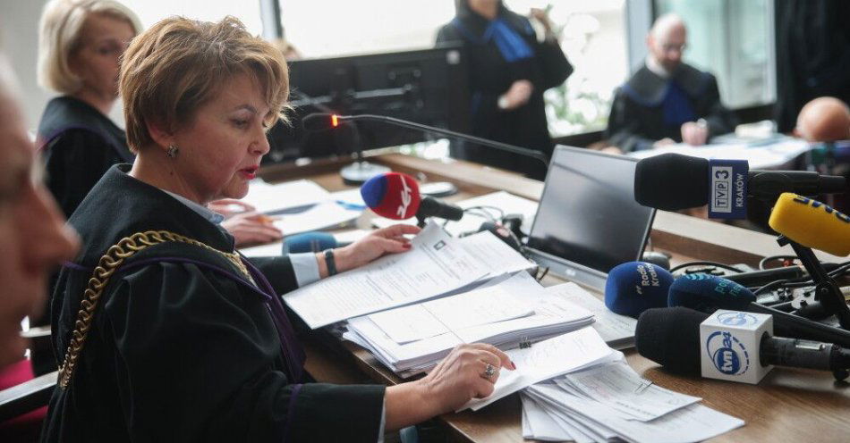 zdjęcie: Sąd stwierdził nieważność niektórych zapisów uchwały o strefie czystego transportu / Kraków, 14.01.2026. Sędzia Ewa Michna (L) w Wojewódzkim Sądzie Administracyjnym w Krakowie, 14 bm. WSA rozpatrzy cztery skargi na uchwałę o SCT: wojewody małopolskiego, byłego ministra infrastruktury Andrzeja Adamczyka, radnego miejskiego Wieliczki Bartłomieja Krzycha oraz gminy Skawina. (mr) PAP/Łukasz Gągulski