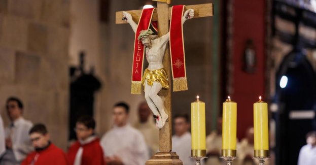 Wielka Sobota w Kościele katolickim to czas zadumy; po zmroku odbywa się liturgia Wigilii Paschalnej