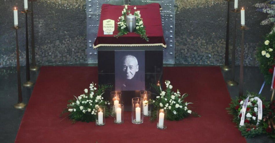 zdjęcie: Badał historię, ale nie walczył historią - prof. Andrzej Paczkowski pochowany na Powązkach Wojskowych / Warszawa, 19.01.2026. Uroczystości pogrzebowe historyka, naukowca, wykładowcy akademickiego i alpinisty, profesora nauk humanistycznych Andrzeja Paczkowskiego na Cmentarzu Wojskowym na Powązkach w Warszawie, 19 bm. Prof. Andrzej Paczkowski zmarł 3 stycznia 2026 r. w wieku 87 lat. (ls/zkoc) PAP/Leszek Szymański
