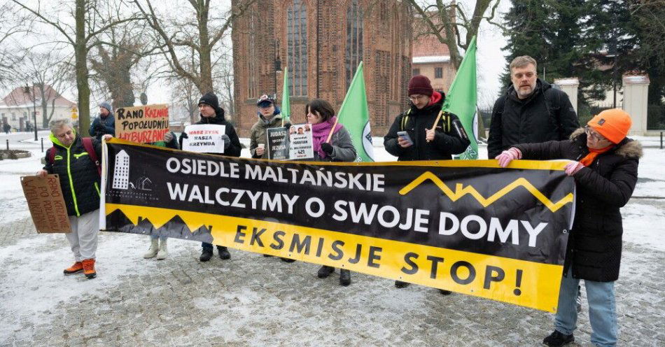 zdjęcie: Ikonowicz i Zandberg wsparli w Poznaniu protest mieszkańców Osiedla Maltańskiego / Poznań, 08.02.2026. Współprzewodniczący Partii Razem, poseł Adrian Zandberg (2P) podczas protestu przeciwko sprzedaży Osiedla Maltańskiego, 8 bm. przed Bazyliką Archikatedralną św. Apostołów Piotra i Pawła w Poznaniu. Kuria w Poznaniu sprzedała grunt z Osiedlem Maltańskim deweloperowi. Na terenie osiedla mieszka około 650 osób. Mieszkańcy obawiają się konieczności przeprowadzki. (mr) PAP/Jakub Kaczmarczyk