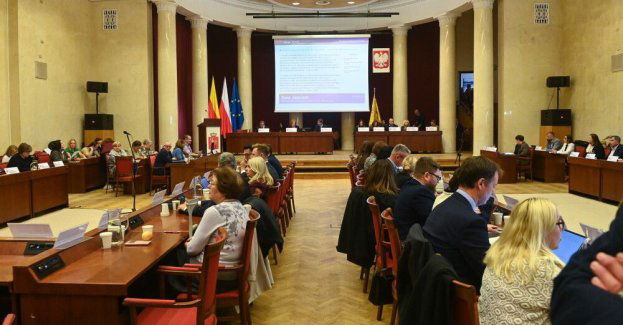 Warszawa: radni KO chcą wprowadzić nocna prohibicje od godziny 22.00